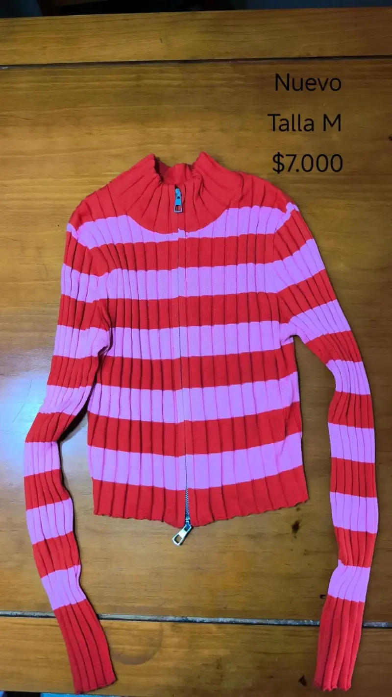 Suéter de rayas rojo y rosado nuevo