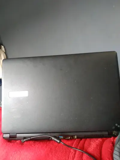 Laptop Acer en buen estado - miniatura 2