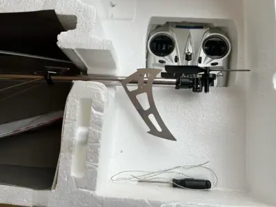 Helicóptero RC rojo con control remoto - miniatura 5