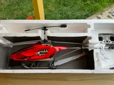 Helicóptero RC rojo con control remoto - miniatura 6