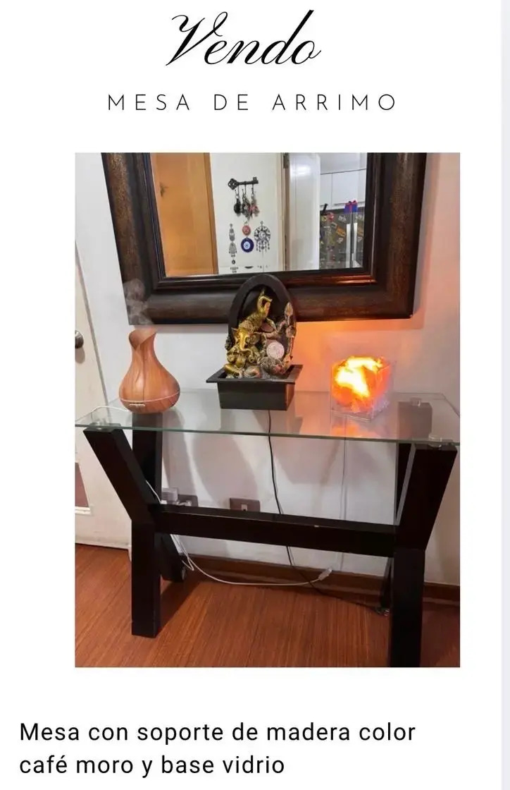 Mesa de arrimo con base de vidrio y madera