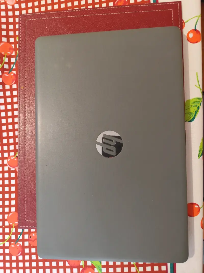 Notebook HP con pantalla de 15.6 pulgadas y 4GB RAM - 1