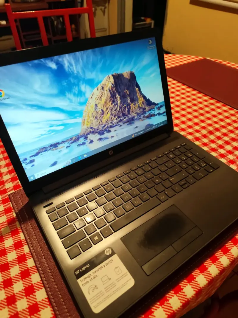 Notebook HP con pantalla de 15.6 pulgadas y 4GB RAM - 2