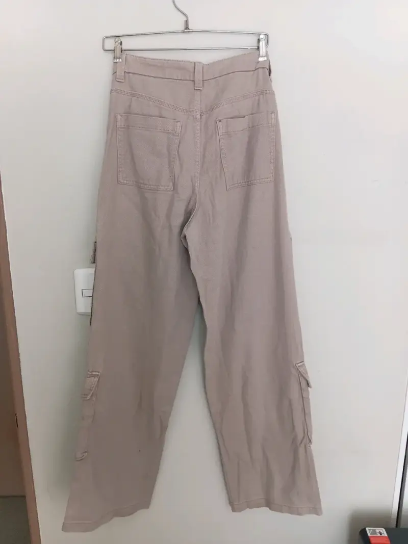 Pantalones cargo beige para mujer - 1