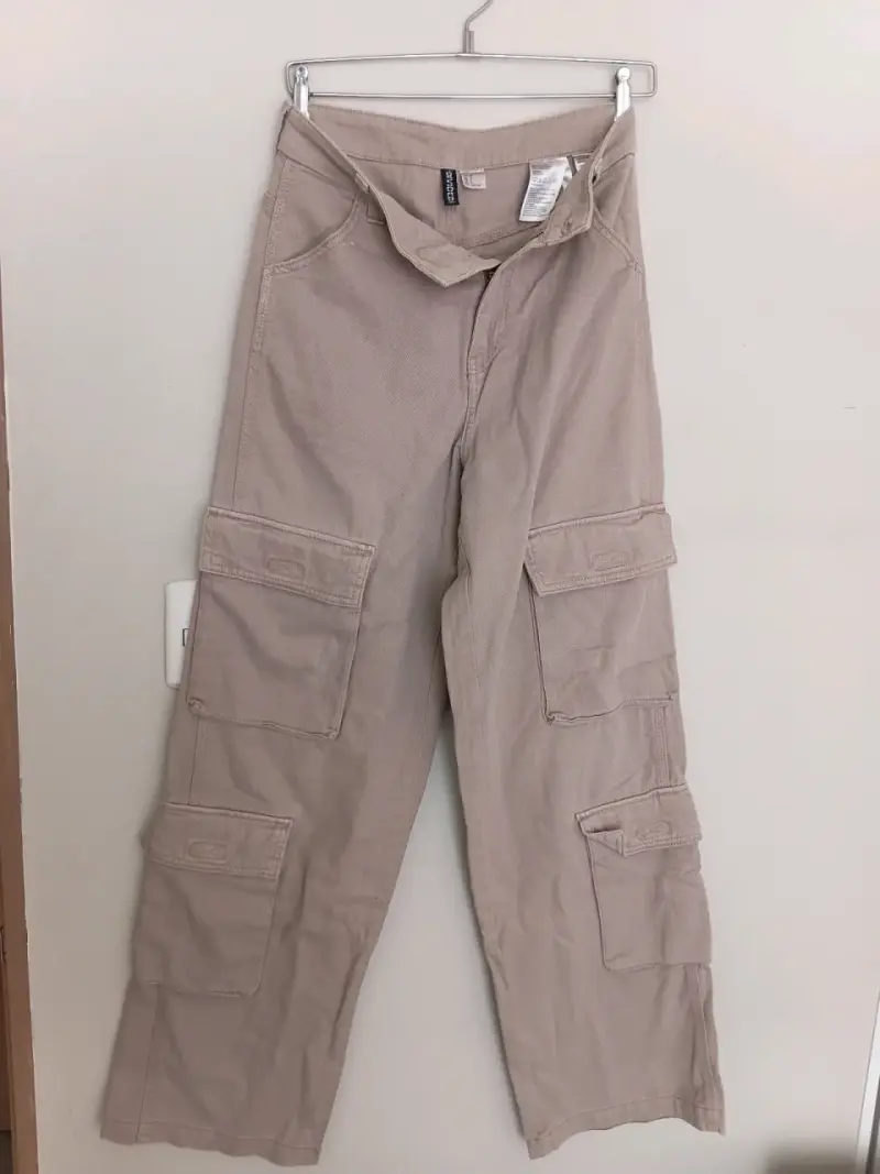 Pantalones cargo beige para mujer - 3