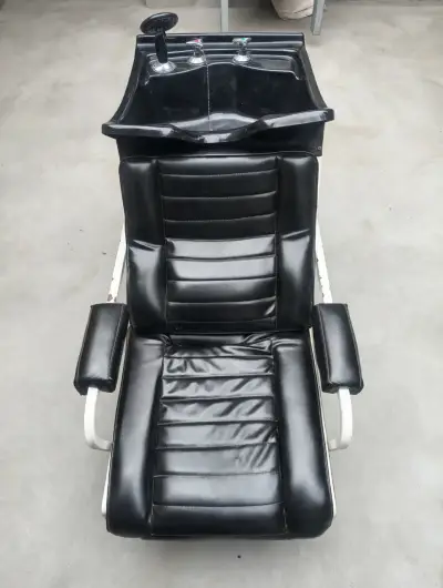 Lavacabezas de peluquería con silla reclinable negra - miniatura 1