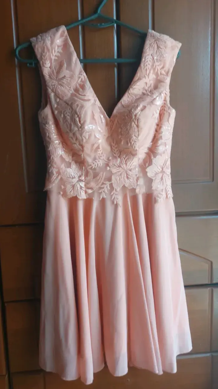 Vestido de fiesta rosa con encaje floral
