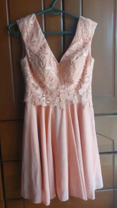 Vestido de fiesta rosa con encaje floral - miniatura 1