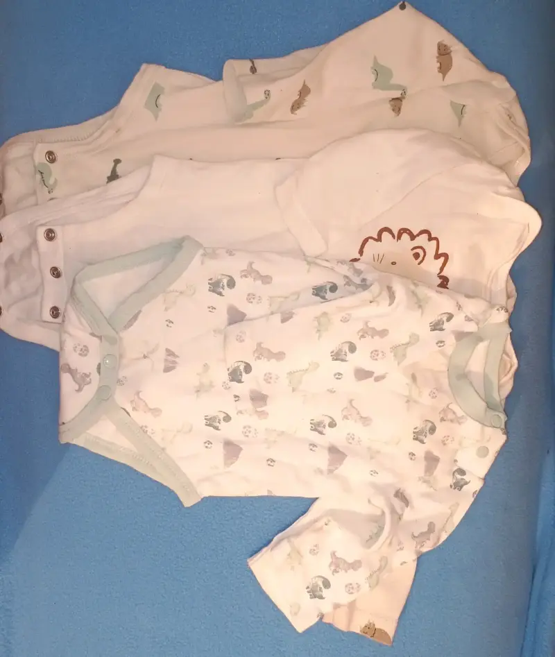 Lote de bodies y ropa de bebé variados - 3