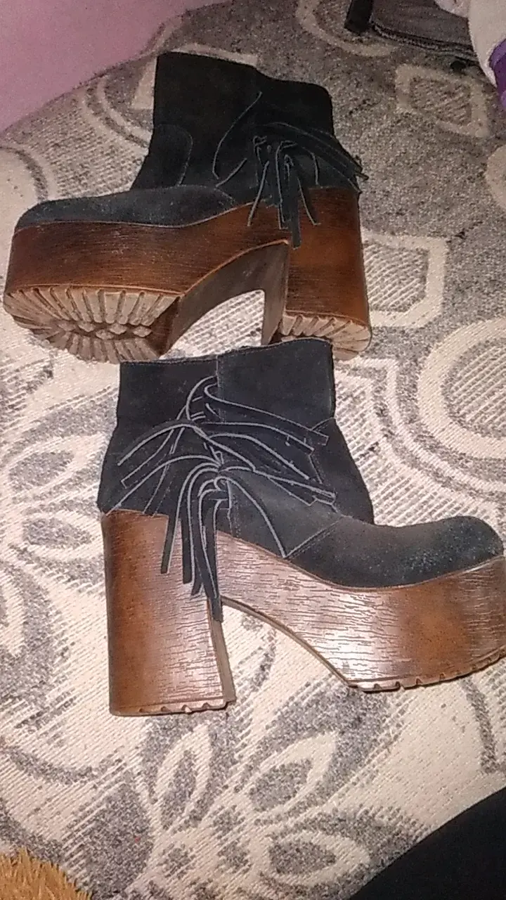 Botines de plataforma con flecos negros