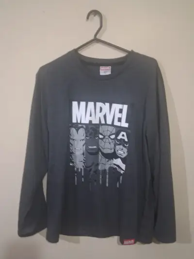 Polera manga larga Marvel gris con estampado de superhéroes - miniatura 1