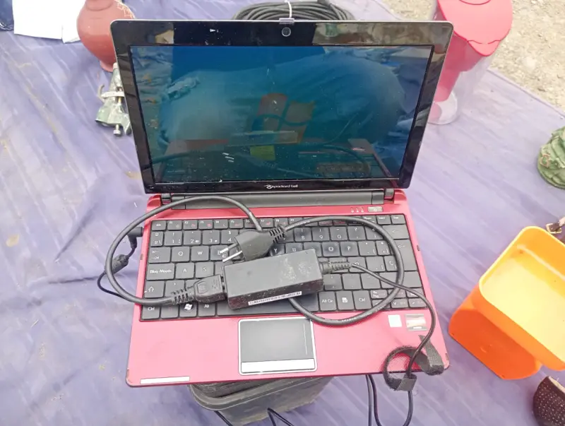 Notebook Packard Bell rojo con cargador - 1