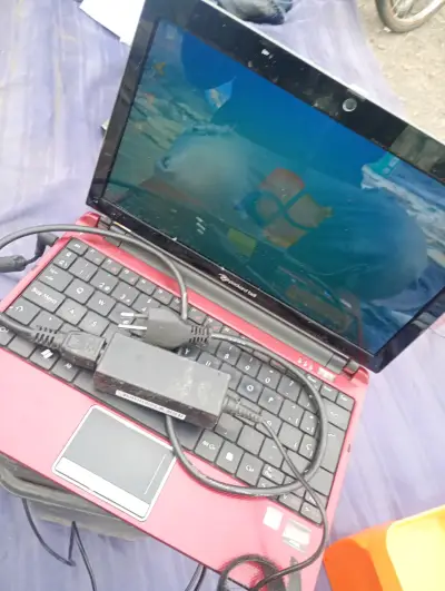 Notebook Packard Bell rojo con cargador - miniatura 2