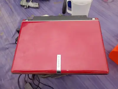 Notebook Packard Bell rojo con cargador - miniatura 3