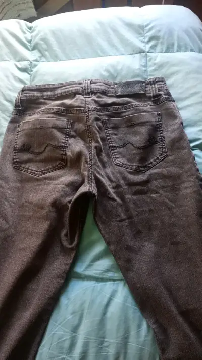 Jeans de mezclilla gris para mujer - miniatura 2