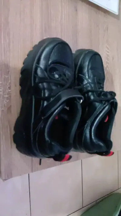 Zapatillas negras de cuero para mujer - miniatura 1