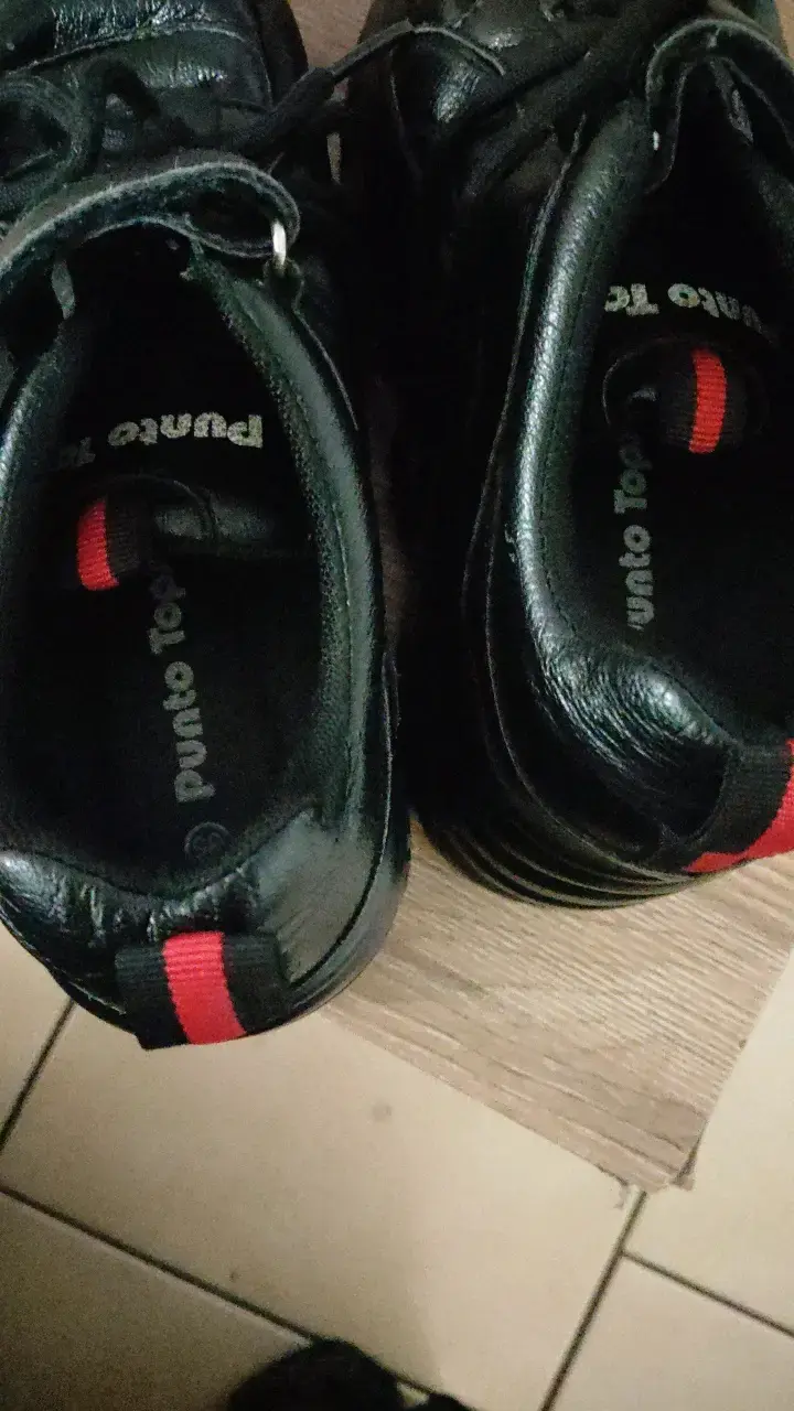Zapatillas negras de cuero para mujer - 2