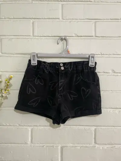Shorts de mezclilla negros con estampado de corazones - miniatura 1