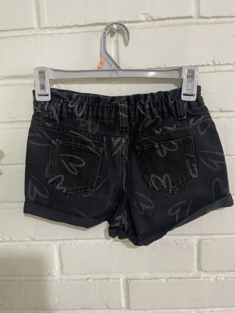 Shorts de mezclilla negros con estampado de corazones - 2