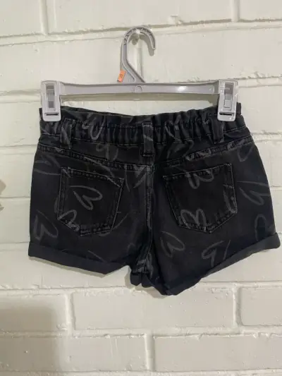 Shorts de mezclilla negros con estampado de corazones - miniatura 2