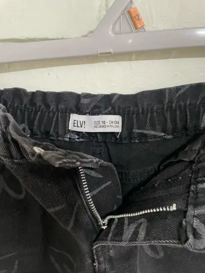 Shorts de mezclilla negros con estampado de corazones - miniatura 3