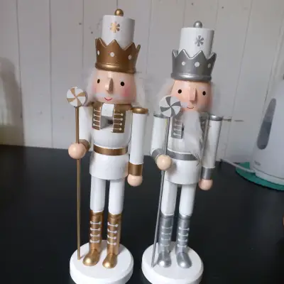 Figuras decorativas de cascanueces dorado y plateado - miniatura 1
