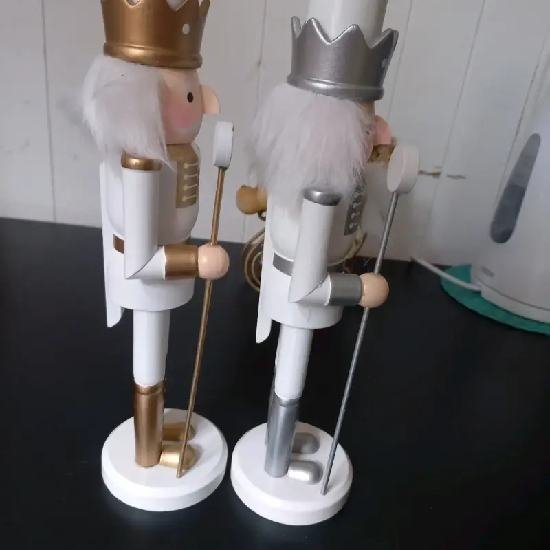 Figuras decorativas de cascanueces dorado y plateado - 2
