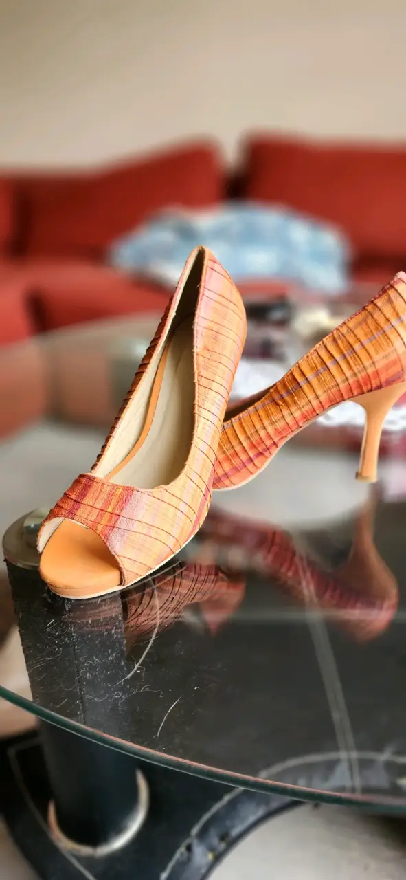 Zapatos de tacón alto naranja con diseño texturizado