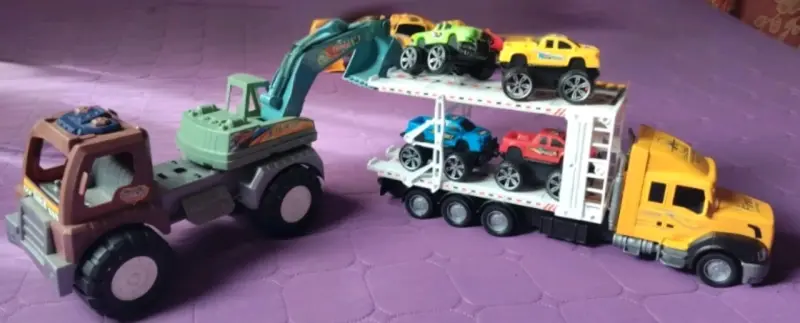 Set de juguetes de vehículos y peluches para niños - 3