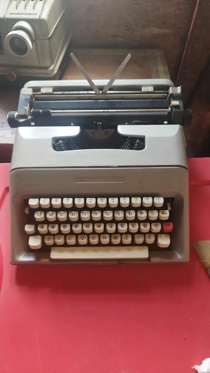 Máquina de escribir vintage gris en buen estado - 1