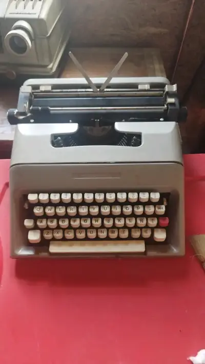 Máquina de escribir vintage gris en buen estado - miniatura 1