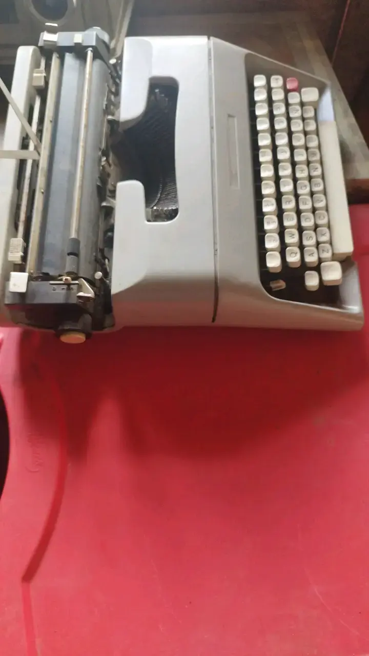 Máquina de escribir vintage gris en buen estado - 2