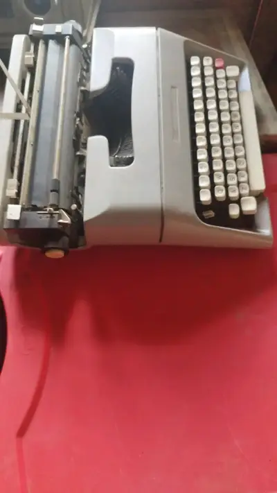Máquina de escribir vintage gris en buen estado - miniatura 2