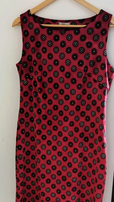 Vestido sin mangas rojo con estampado circular - miniatura 1