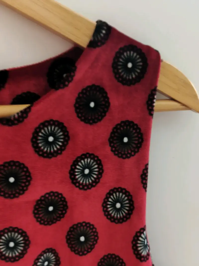 Vestido sin mangas rojo con estampado circular - 2