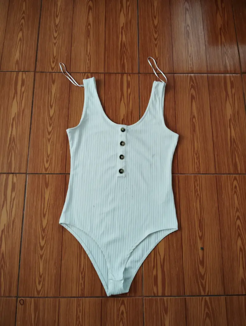 Body blanco con botones decorativos