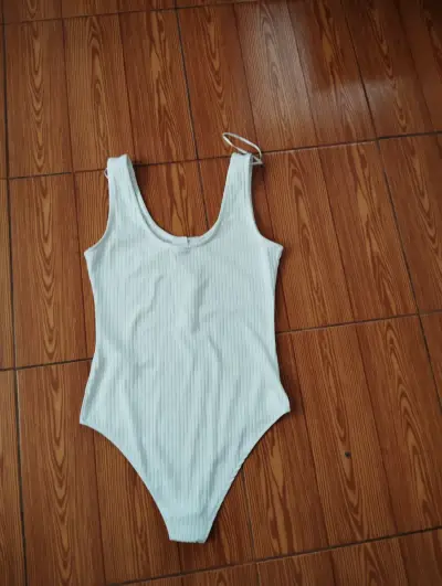 Body blanco con botones decorativos - miniatura 2