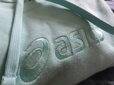 Polerón con capucha Asics color celeste - miniatura 3