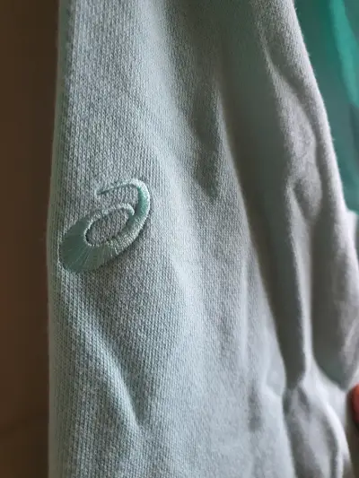 Polerón con capucha Asics color celeste - miniatura 4
