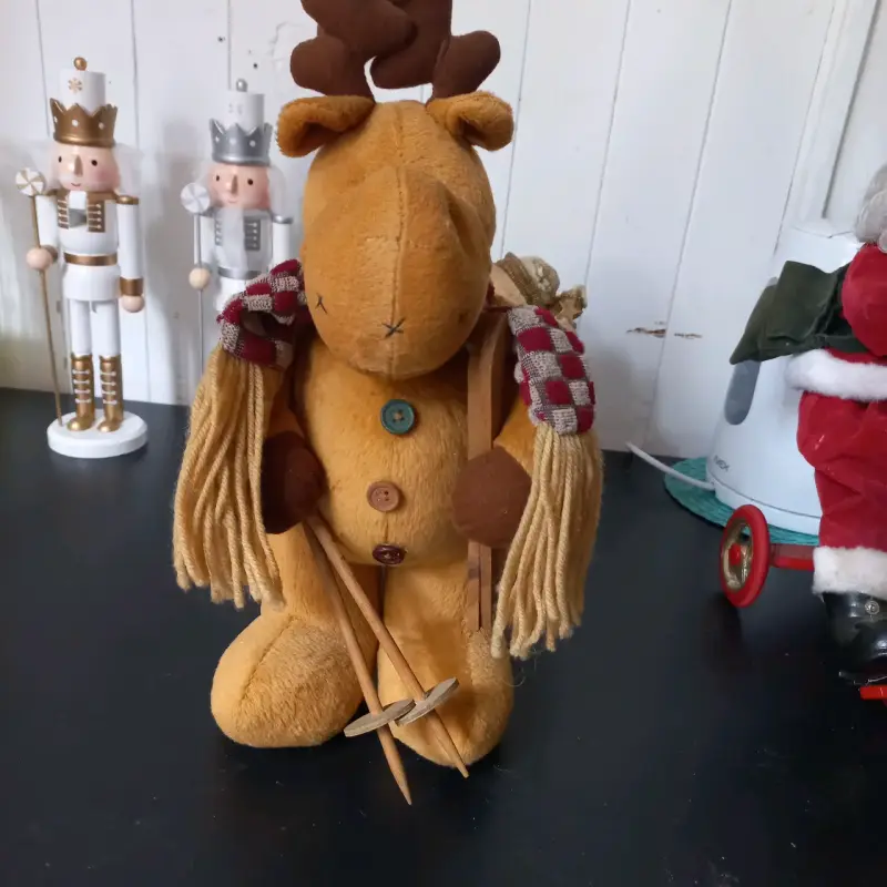Decoración navideña reno de peluche con esquís