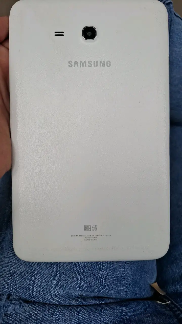 Tablet Samsung blanca en buen estado - 2
