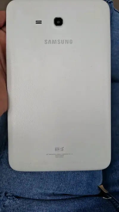 Tablet Samsung blanca en buen estado - miniatura 2