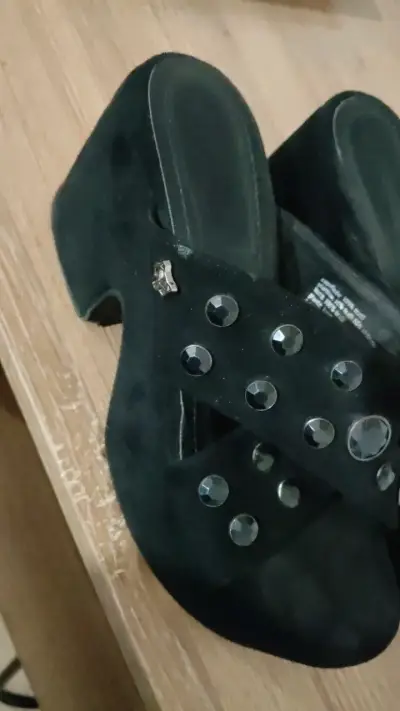 Sandalias de tacón alto negras con apliques - miniatura 1