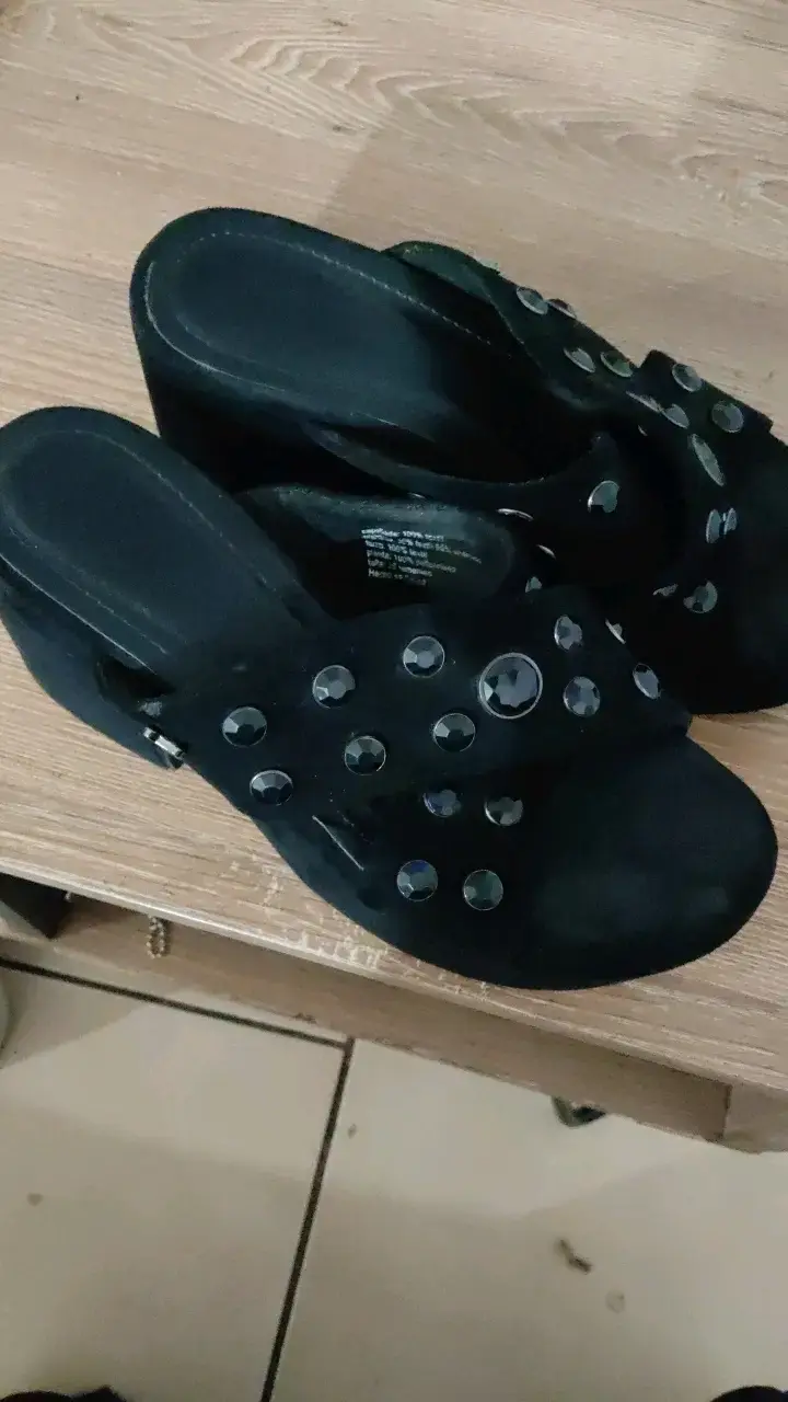 Sandalias de tacón alto negras con apliques - 2