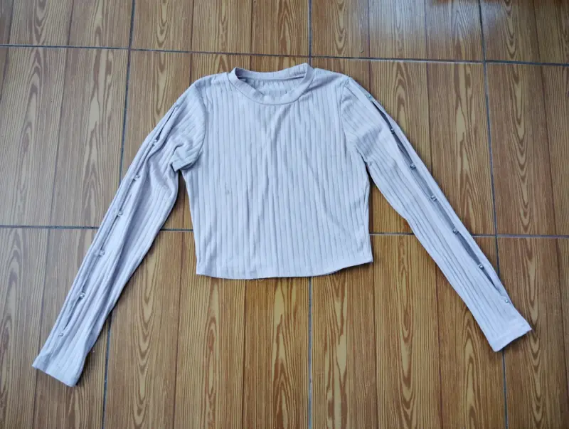 Polera manga larga con botones laterales beige