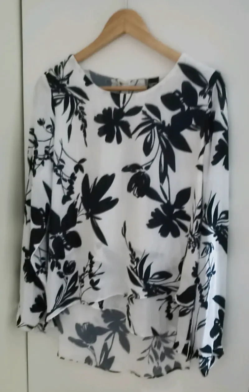 Blusa de mujer estampada en blanco y negro - 1