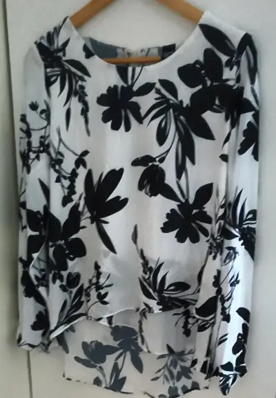 Blusa de mujer estampada en blanco y negro - miniatura 2