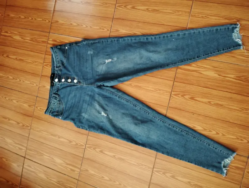 Jeans ajustados desgastados para mujer