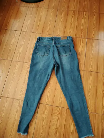 Jeans ajustados desgastados para mujer - miniatura 2