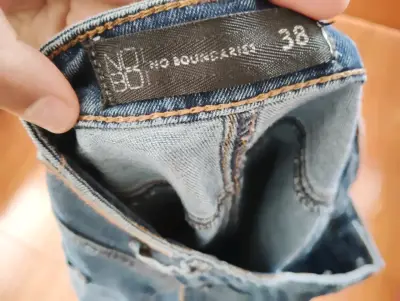 Jeans ajustados desgastados para mujer - miniatura 3